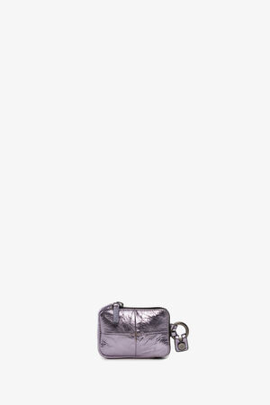 Eine kleine silberne Metallic-Reißverschlusstasche von INA KENT mit einem Schlüsselring, der auf einem schlichten weißen Hintergrund angebracht ist.