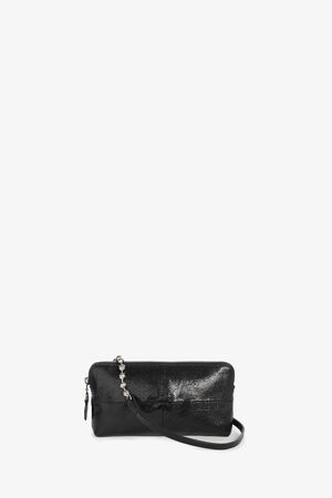 kleine schwarz glänzende Ledertasche mit Lederriemen