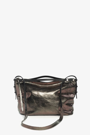 Eine INA KENT Crossbody Bag in Bronze-Metallic mit langem, verstellbarem Riemen, schwarzem Reißverschluss und silbernen Beschlägen wird vor einem schlichten weißen Hintergrund gezeigt.