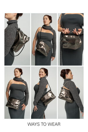 Eine Frau demonstriert sechs verschiedene Arten, eine INA KENT Metallic-Handtasche zu tragen oder zu halten, während sie ein graues Kleid und einen Pullover trägt. Die Bildunterschrift darunter lautet "WAYS TO WEAR.