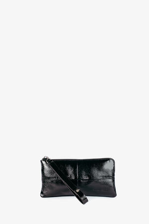 Eine INA KENT Clutch aus schwarzem Lackleder mit abnehmbarem Riemen, die vor einem schlichten weißen Hintergrund präsentiert wird.