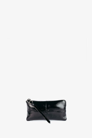 Kleine schwarze Ledertasche von INA KENT mit Reißverschluss und Handgelenkschlaufe auf weißem Hintergrund.