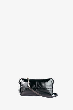 Eine kleine, rechteckige Handtasche aus schwarzem Lackleder von INA KENT mit langem Riemen und silbernen Beschlägen vor einem schlichten weißen Hintergrund.
