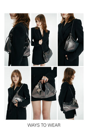 Eine Frau in einem schwarzen Blazer demonstriert sechs vielseitige Möglichkeiten, eine INA KENT Metallic-Handtasche zu tragen oder zu halten, darunter über der Schulter, in der Hand und unter dem Arm.