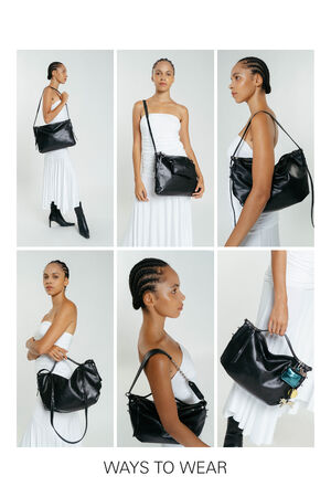 Sechstafeliges Bild, das eine Frau in einem weißen Kleid zeigt, die demonstriert, wie man eine schwarze INA KENT-Handtasche tragen kann: über der Schulter, quer und in der Hand. Der Text lautet "WAYS TO WEAR.