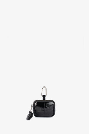 Schwarzes, glänzendes AirPods-Etui von INA KENT mit Reißverschluss, Metallclip und angebrachtem Leder-Schlüsselanhänger vor einem schlichten weißen Hintergrund.