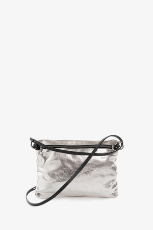Eine INA KENT Metallic-Silber Crossbody Bag mit schwarzem Riemen und Reißverschluss vor einem schlichten weißen Hintergrund.