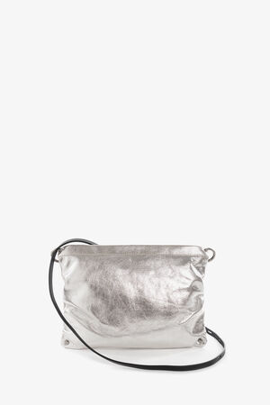 Metallisch-silberne INA KENT Umhängetasche mit rechteckiger Form und schwarzem, verstellbarem Riemen auf weißem Hintergrund.