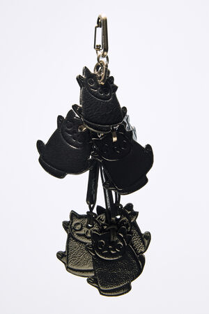 Ein Schlüsselanhänger von INA KENT mit mehreren schwarzen katzenförmigen Lederanhängern, die an einer Metallschließe hängen, auf einem schlichten weißen Hintergrund.