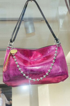 pinke metallic Tasche mit Kette von Vorne