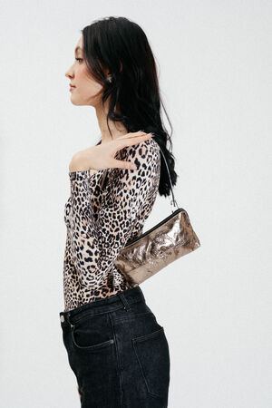 Model in Leopardentop mit kleiner, goldenen Tasche