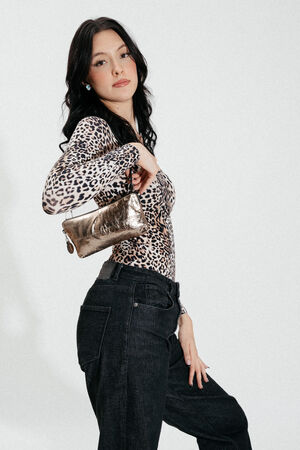 Model in Leopardentop mit kleiner, goldenen Tasche