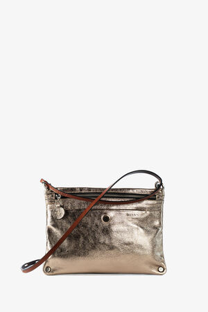 INA KENT Crossbody Bag aus goldfarbenem Leder mit Reißverschlussfach, dekorativem Anhänger und verstellbarem, dunklem Riemen auf weißem Hintergrund.