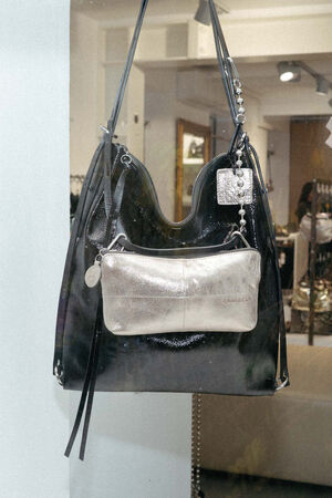 schwarze Lacktasche mit goldenem Zusatztäschchen und Charm