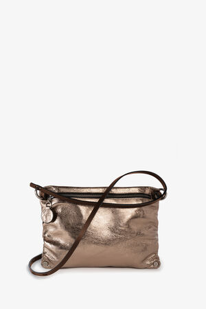 Die INA KENT Crossbody Bag in Bronze-Metallic hat ein Hauptfach mit Reißverschluss, einen schmalen Schulterriemen und einen runden Schlüsselanhänger am Reißverschlusszug.