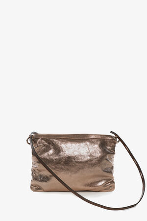 Eine INA KENT Crossbody Bag in Bronze-Metallic mit einem dünnen, verstellbaren, dunklen Riemen, der vor einem schlichten weißen Hintergrund steht.