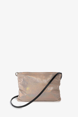 hell schimmernde Ledertasche mit schwarzem Riemen von Hinten