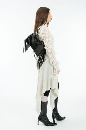 schwarze, metallische Ledertasche mit Fransen, auf der Schulter an einem weiblich gelesen Model getragen