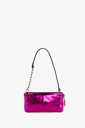 Eine kleine, rechteckige INA KENT Handtasche in Metallic-Rosa mit schwarzem Schulterriemen und einem Kettenakzent auf weißem Hintergrund.