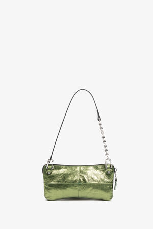 Rechteckige INA KENT Handtasche in Grün mit kurzem, asymmetrischem Riemen in Schwarz und metallischem Kettendetail, inszeniert vor weißem Hintergrund.