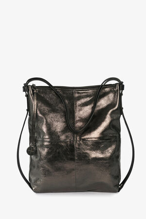 Schwarze Tote Bag aus Metallic-Leder von INA KENT mit einem Griff an der Oberseite, einem verstellbaren Schulterriemen und einem kleinen runden Anhänger.