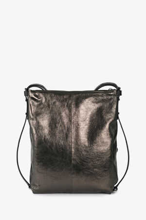 INA KENT Umhängetasche aus bronzefarbenem Metallic-Leder mit quadratischer Form, verstellbarem schwarzem Riemen und minimalen Details auf weißem Hintergrund.