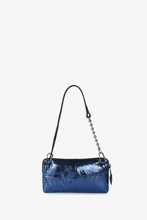 Eine kleine, metallicblaue INA KENT-Handtasche mit schwarzem Griff und Kettenakzent, die vor einem schlichten weißen Hintergrund präsentiert wird.