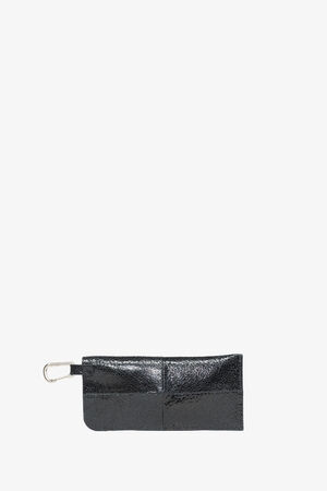 Eine schwarze, strukturierte, rechteckige INA KENT-Tasche mit zwei Außentaschen und einem an einer Seite angebrachten Metallclip, dargestellt vor einem schlichten weißen Hintergrund.