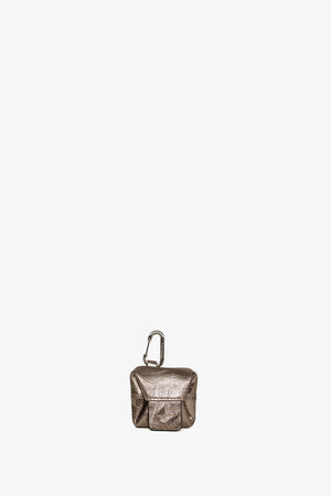 Ein bronzefarbener INA KENT AirPods-Halter mit einer kleinen Fronttasche und einem integrierten Karabinerhaken, abgebildet vor einem schlichten weißen Hintergrund.