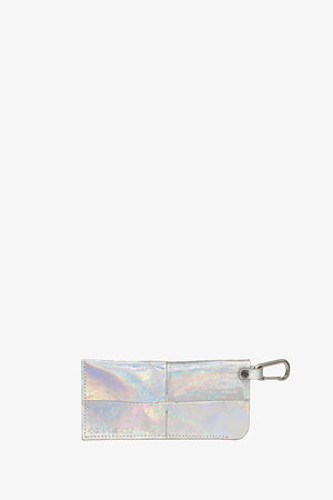 Schillernde, rechteckige INA KENT-Tasche mit zwei Fronttaschen und einem Metallclip an der rechten Seite, abgebildet vor einem schlichten weißen Hintergrund.