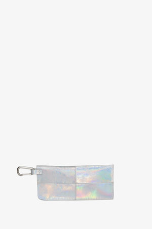 Schillernder, rechteckiger Beutel mit Patchwork-Design von INA KENT und einem silbernen Schlüsselanhängerclip an einer Ecke, präsentiert vor einem schlichten weißen Hintergrund.