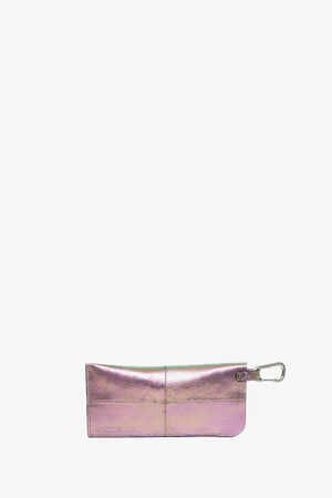 Rechteckige, metallisch-rosa INA KENT-Tasche mit sichtbarer Naht, Reißverschluss oben und einem Metall-Schlüsselring an einer Ecke. Die Tasche ist mittig auf einem schlichten weißen Hintergrund abgebildet.