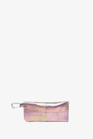 Rechteckige, metallisch-rosa INA KENT-Tasche mit einem an einer Ecke befestigten Karabinerhaken, dargestellt vor einem schlichten weißen Hintergrund.