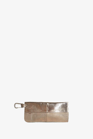 Rechteckige Tasche in Metallic-Gold von INA KENT mit seitlichem Reißverschluss und angebrachtem Metallclip, vor einem schlichten weißen Hintergrund.