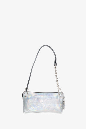 Eine kleine, silberfarben schillernde Handtasche von INA KENT mit einem geschwungenen Riemen. Ein Teil des Riemens ist mit einer Kette aus runden Metallgliedern verziert. Die Tasche wird vor einem schlichten weißen Hintergrund präsentiert.