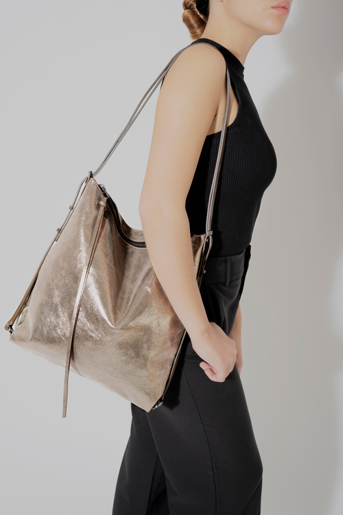 Spacious metallic leather tote bag worn as shoulder bag AMPLE ed.1 crackled anthra