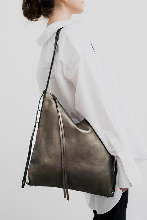Geräumige Tote Bag aus schimmerndem metallic Leder getragen als praktische Schultertasche AMPLE ed.1 mud gold