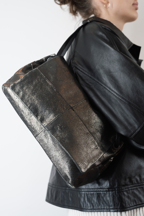 EILEEN ed.1 crackled graphite – Messenger Bag in metallic grau als Schultertasche getragen