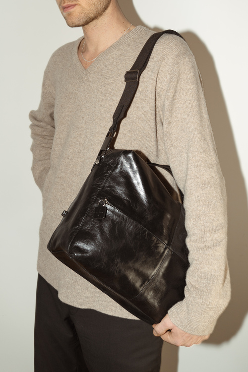 INA KENT THE MILLER Unisex Herrentasche auf der Schulter getragen