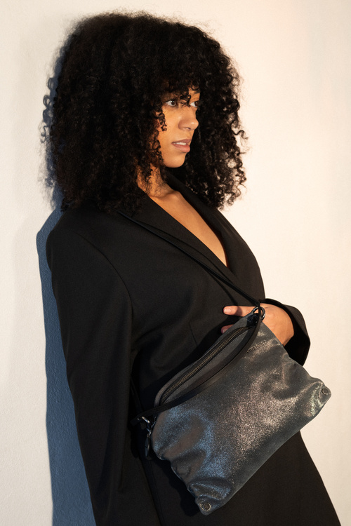 INA KENT Schultertasche MOONLIT ed.1 aus Metallic-Leder grau – crackled graphite