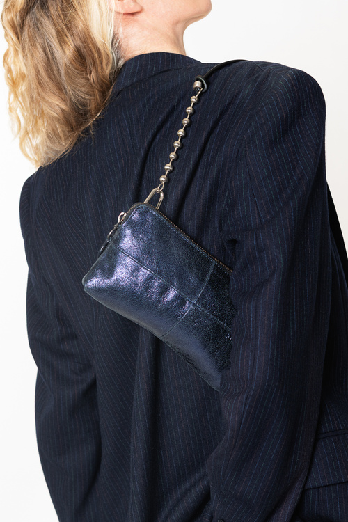 INA KENT IVIET ed.1 metallic navy Schultertasche mit Leder-Kettenriemen Tragevariante