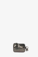 INA KENT Mini-Tasche X.LOMI ed.2 in crackled graphite Metallic-Leder. Das Produkt zeigt sein kompaktes Design mit Reißverschluss, Schlüsselring und minimalistischer Lederstruktur.