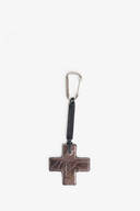 Metallischer Lederanhänger in Kreuz Form mit Karabiner und Lederbändchen