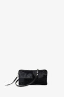 Schwarze, rechteckige Clutch im Armband-Stil mit einer strukturierten, pelzähnlichen Oberfläche, einem Reißverschluss und einem abnehmbaren Lederriemen, vor einem schlichten weißen Hintergrund.