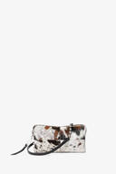 Kleine rechteckige Clutch mit Reißverschluss, Rindslederoptik in Weiß, Schwarz und Braun sowie einem schwarzen Riemen, vor einem schlichten weißen Hintergrund.